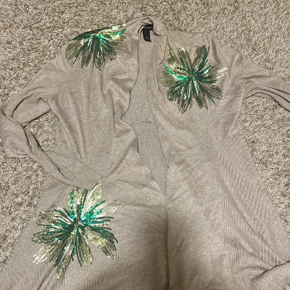 I-N-C Lightweight sweater with sequence flowers. Size M . - Picture 6 of 8